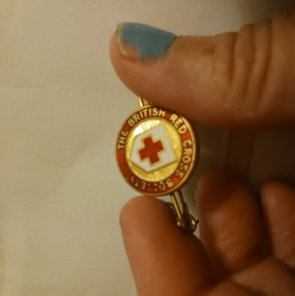 The British Red Cross small pin vintage pin - Picture 1 of 3